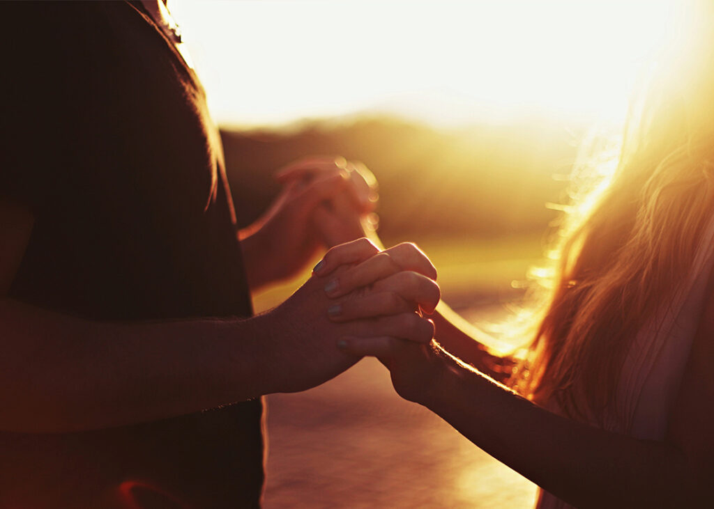 фотография молебен, мужчина и женщина держатся за руки